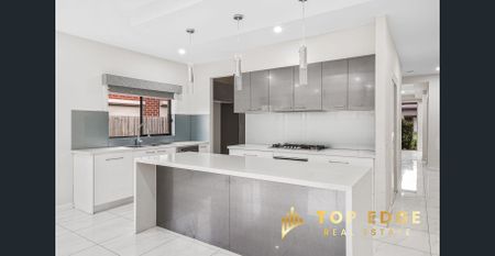 Modern & Spacious Family Home in the Heart of Aintree! - Photo 2