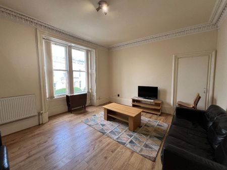 3 bedroom flat to rent - Photo 2