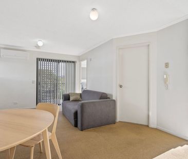 Inner-City Comfort in Leafy Kangaroo Point - Photo 3
