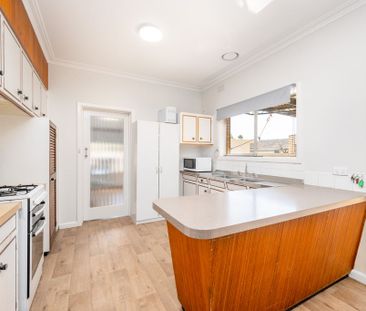 Neat & Tidy with Bungalow! - Photo 6