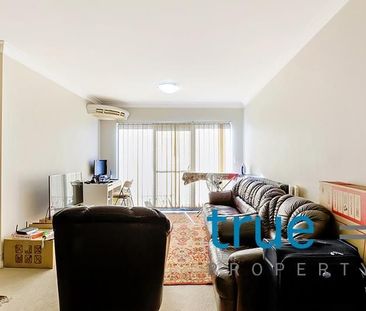 SUN-DRENCHED TOP FLOOR APARTMENT - Photo 4