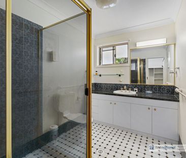 Large Dual Living Family Home - Photo 4