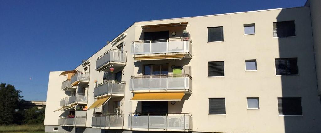 Joli appartement de 3.5 pièces rénové, proche des transports publics et commerces. Avec ascenseur, accès sécurisé et buanderie. - Photo 1