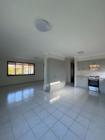 Location to Beach - 3 Good Size Bedrooms - Ensuite to Master - Air Con - Photo 5