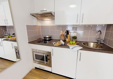 71 Egham Hill, Egham TW20 0ER, United Kingdom - Photo 4