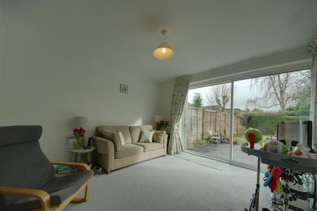4 bedroom semi-detached house to rent - Photo 2