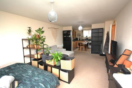 2 bedroom flat to rent - Photo 2