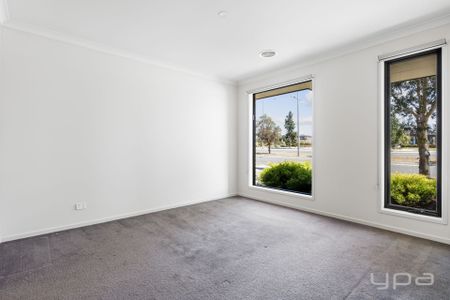 Contemporary Family Living in Harpley Estate - Photo 4