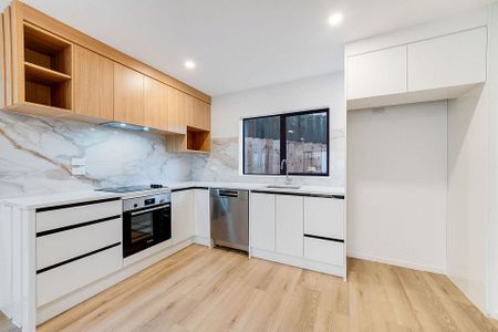 Near New 3 Bedroom + 2.5 Bathrooms + Garage - Photo 2