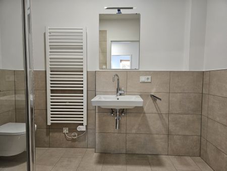 *EXKLUSIVE 2 ZIMMER-WOHNUNG mit EBK *AUFZUG *TIEFGARAGE * BARRIEREFREI *ERSTBEZUG - Photo 2