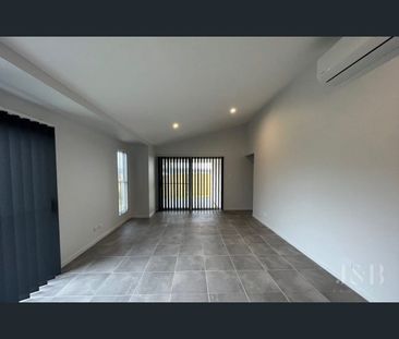 Spacious Family Home in Quiet Park Ridge Location - Photo 2