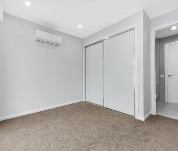 Designer Living in Bayside Locale - Photo 3