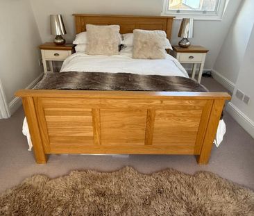 Stunning, luxury, and stylish large bedroom with its own ensuite ba... - Photo 4