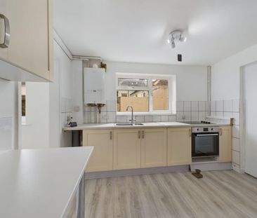 2 bedroom end of terrace house to rent - Photo 4