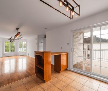 Libre ! Haut de triplex 5 1/2 entièrement rénové - appartment à louer - Photo 2