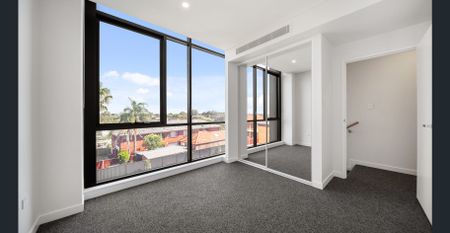 Luxury Four-Story Townhouse in the Heart of Roselands – Modern Comfort & Exceptional Convenience! - Photo 4