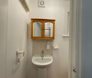 Studio Flat, King's Cross Road, WC1X - Photo 3