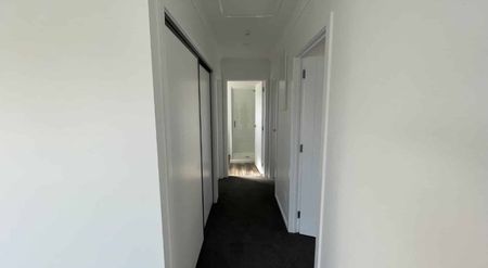Modern and sunny three-bedroom home - Photo 2