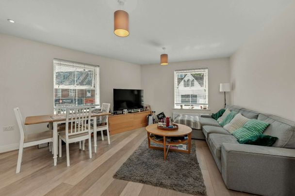 Set within a sought-after gated development, this impeccably presented two-bedroom apartment offers an exceptional blend of style, comfort and convenience, just moments from the River Thames - Photo 1