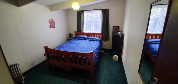 Handy 1 bedroom town apartment - Photo 1