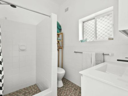 Bright 1 Bedroom Apartment ! - Photo 4