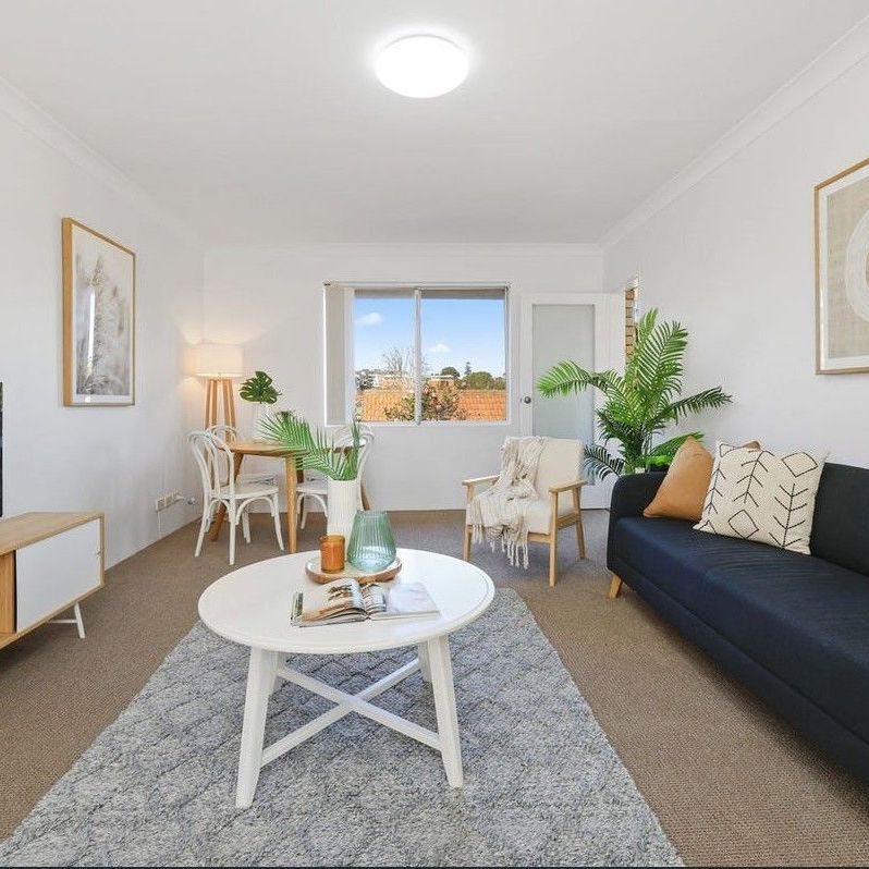 Sun-Drenched Ashfield Sanctuary with Lock-Up Garage! - Photo 1