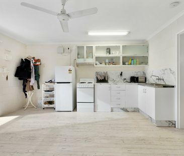 SPACIUOS AND CONVENIENT LIVING IN EDGE HILL!!!! - Photo 2