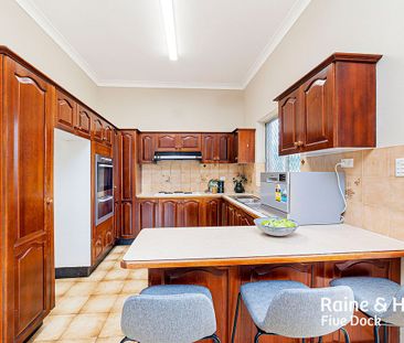 Superb 5 Bedroom Family Home | Extra Convenient Location - Photo 4