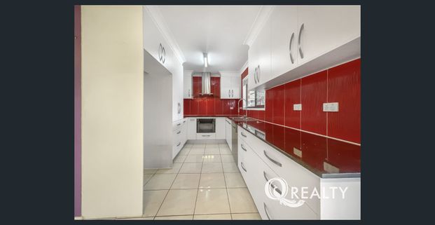 🏡Family Ready Home with Solar and 2 x Carports! - Photo 1