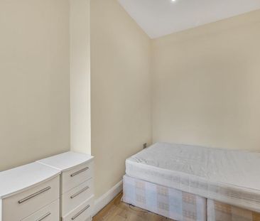 3 bedroom flat to rent - Photo 5