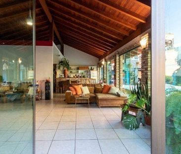Linda casa de 4 dormitórios, sendo 2 suítes, no bairro Tristeza - C... - Foto 4