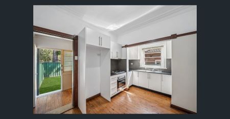 Character, Space & Convenience in prime Ashfield location! - Photo 4