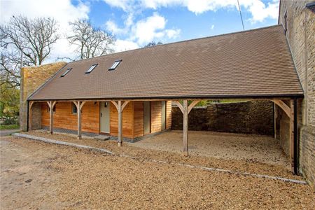 A beautiful barn conversion located in the picturesque village of Hawling - Photo 4