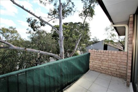 Great Location, walking distance to all amenities - Photo 3