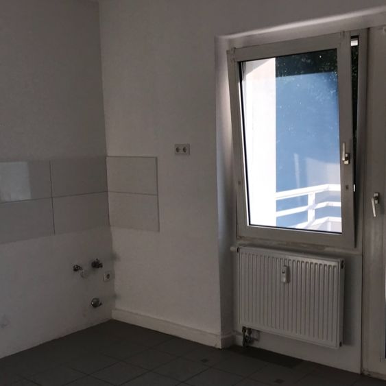 **Helle renovierte 3 Zimmer Wohnung mit Balkon im 4. Obergeschoss** - Photo 1