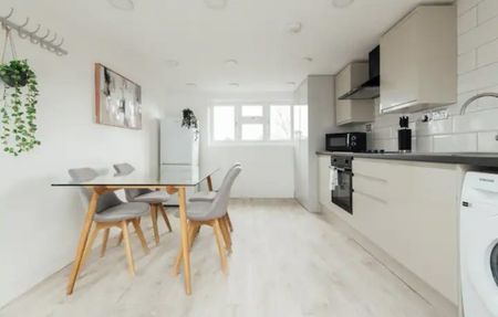 1 Bed Flat, Seymour Gardens, IG1 - Photo 2