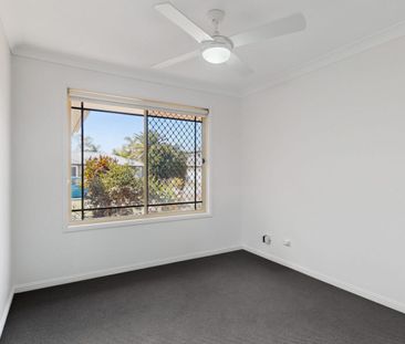 Freshly Refreshed Waterfront Family Home in a Convenient Helensvale... - Photo 6