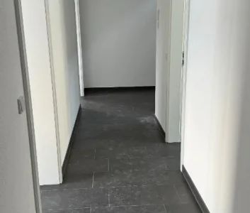 WEIGERT: *ERSTBEZUG* Exklusive 4-Zimmer-Maisonettewohnung mit Terrasse & TG-Stellplatz in FFB - Photo 1