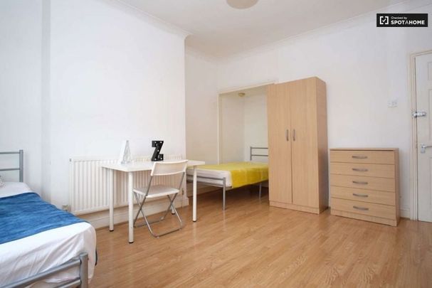 Room in a Shared Flat, Romford Road, E7 - Photo 1