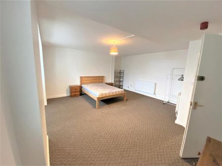 3 bedroom flat to rent - Photo 3