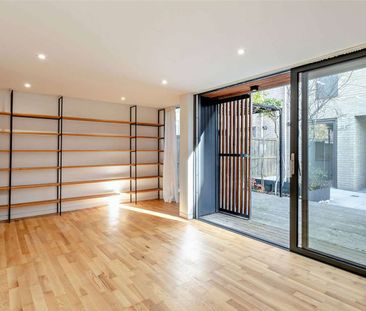 Spacious three-level town house with garage and off-street parking - Photo 3