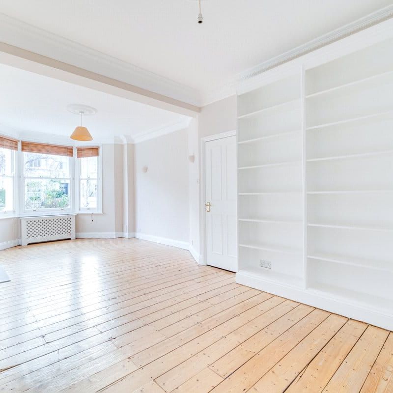 A large four double bedroom family home situated on a prime residential road in Bishops Park and refurbished to an excellent standard throughout. EPC rating D. - Photo 1