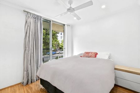Light-Filled Apartment in a Prime Lifestyle Location - Photo 2
