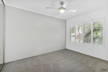 SPACIOUS TWO BEDROOM APARTMENT WITH HUGE OUTDOOR DECK - WALK TO BEACH! - Photo 3