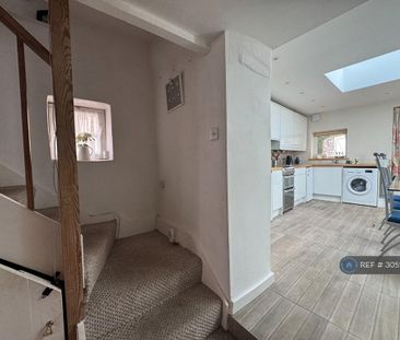 3 bedroom semi-detached house to rent - Photo 6