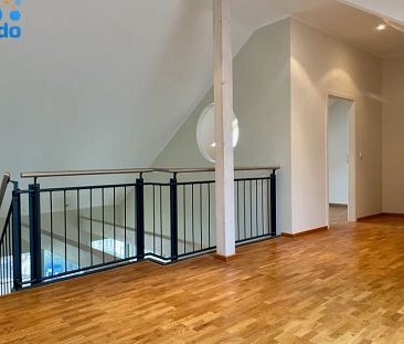 Stilvoll möbliert! Dachgeschoss-Maisonettewohnung mit Kamin und schönem Ausblick - Photo 1