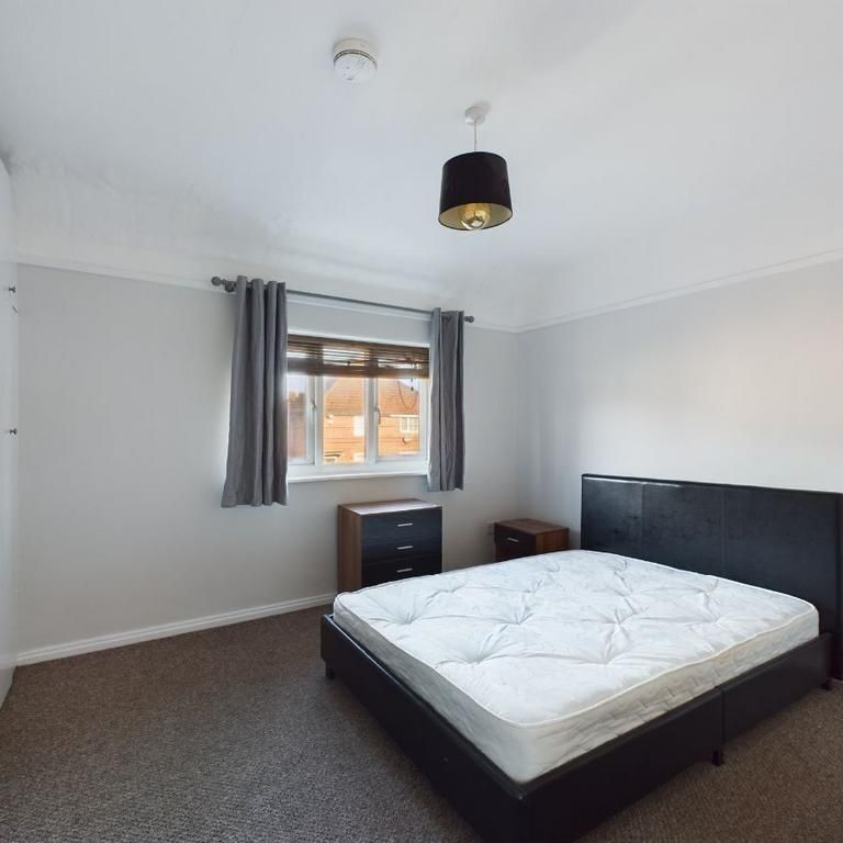 1 bedroom in a house share to rent - Photo 1