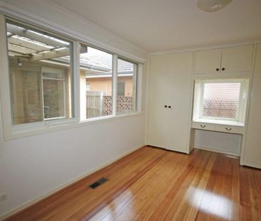 Spacious Home with Convenience of Bentleigh East - Photo 4
