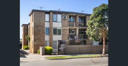 Bright 2-Bedroom Apartment with Stunning City Views in Essendon - Photo 3