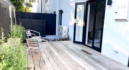 Fully Furnished Spacious Inner City Apartment in Prime Location! - Photo 5